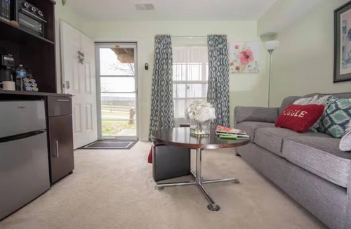 Rockville Apartment | Private Studio Washer/Dryer Combo Tempur-Pedic Mattress