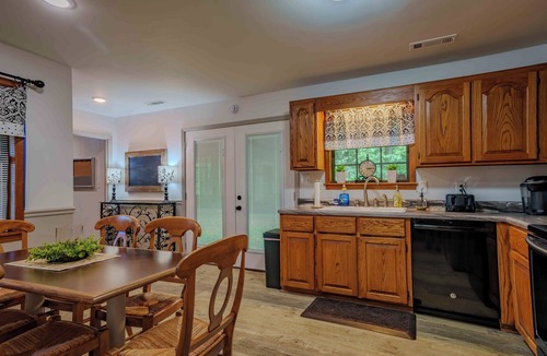 Florence House | Quaint Creekside Ranch Home, King + Queen Beds, Acreage, Fireplace, Pet Friendly