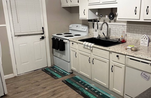 Pascagoula House | Quaint Getaway! Beautiful 2-bedroom house with AC in pleasant Pascagoula