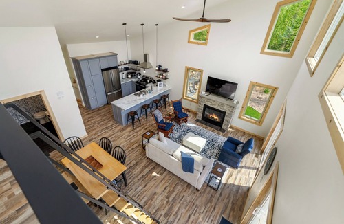 Sturgeon Bay House | Quarry's Edge Retreat – New Waterfront Getaway w/Airy Interiors & Private Dock!