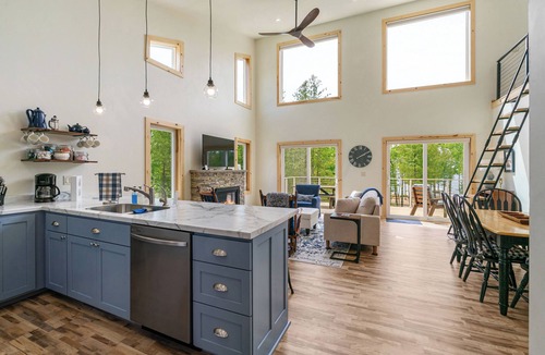 Sturgeon Bay House | Quarry's Edge Retreat – New Waterfront Getaway w/Airy Interiors & Private Dock!
