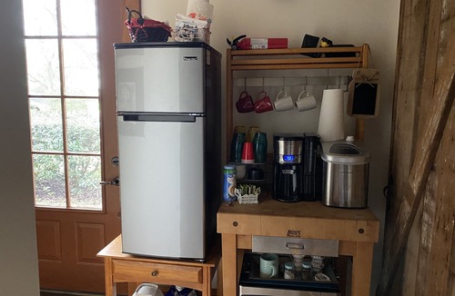 Breaux Bridge Apartment | Queen bdrm, & breakfast. Upstairs den with full-twin bunk option.