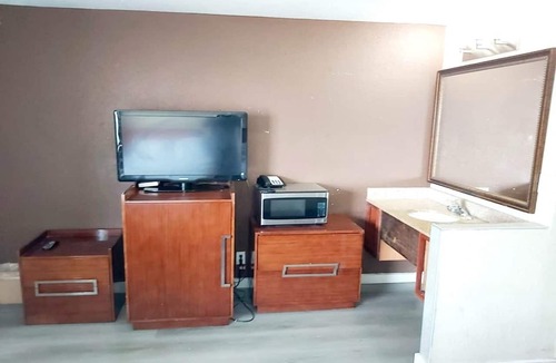 South Central Omaha Apartment | Queen Bed|Smoking|Omaha NE