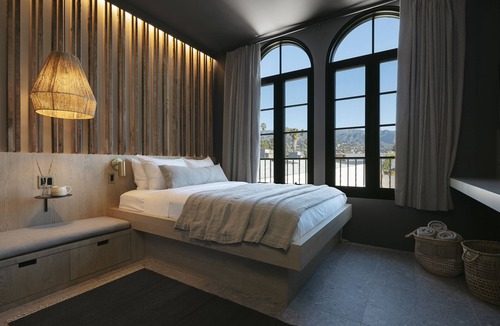 Lower State Hotel | Queen-Sized Room, Lounge Area with Ideal Mountain Views!