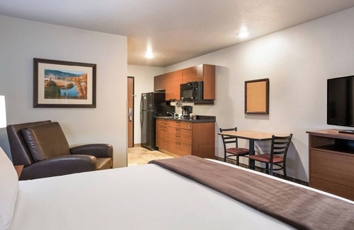 La Vista Hotel | Queen Suite w/Kitchen & Recliner Near Omaha’s Best Attractions and Landmarks
