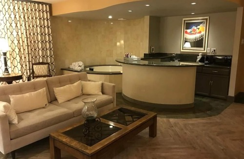East Hollywood Hotel | Quick Drive to the Hollywood Museum! w/Parking and Pool, Pets Welcome Too!