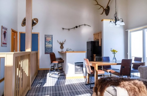 Mammoth Lakes Hotel | Quiet Alpine Escape Near Lakes, Ideal Base for Hiking & Mammoth Ski Trips