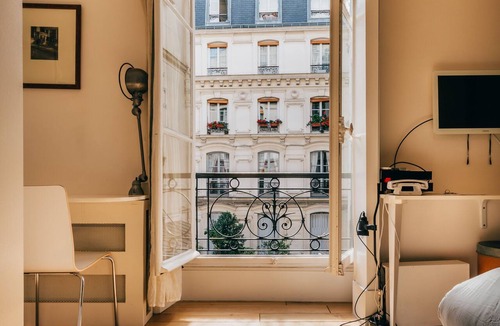 Quartier Saint-Ambroise Apartment | Quiet And Airy Luxury Studio In The Upper Marais