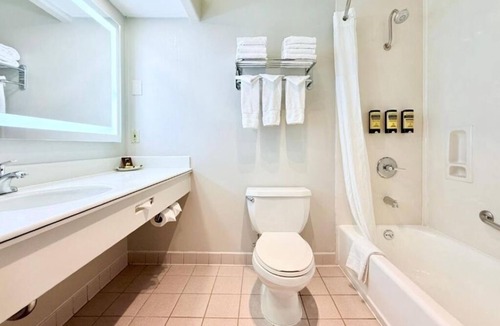 Inglewood Hotel | Quiet and Spacious Suite Near Hollywood Walk of Fame – Ideal for Families
