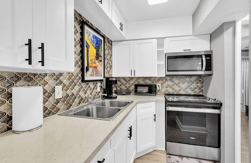 Metairie Condo | Quiet/Clean-Near every typre of eatery imaginable!