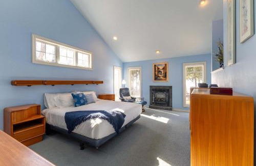 Idlewild House | Quiet Door County Retreat w Private Bay Access