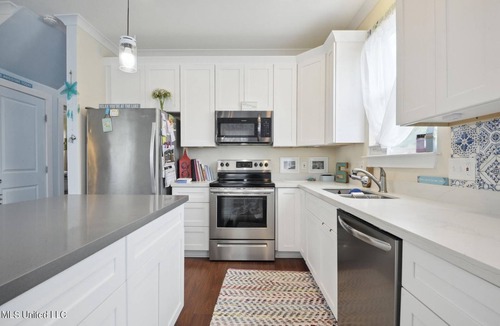 Waveland Cottage | Quiet small Cottage , 5 minutes from the beach!