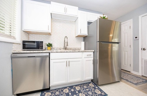 Brownsfields House | Quiet Stay Near Airport. 5 min drive to SU. 10-15 min drive to LSU & Dwntown BR.