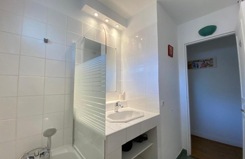 Chatillon Apartment | Quiet Stay near Paris - Balcony & Private Parking