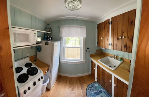 Dennis Port House | Quintessential SEASONAL ONE Bedroom Cape Cod Cottage.