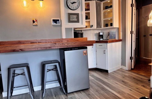Gloucester Apartment | Quirky 1-bedroom apartment with AC in delightful Gloucester, near water