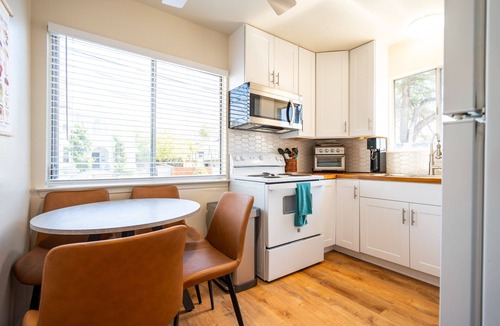 Railroad District House | Railroad Dist, 10 Walk to DT, 1 min Sally Loo's Sleeps 4/6 max, Pets & Parking
