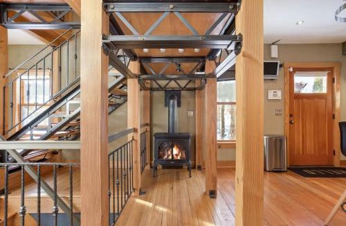 Elliot Park House | Rare Downtown Carriage House - Walk to US Bank & Convention Center