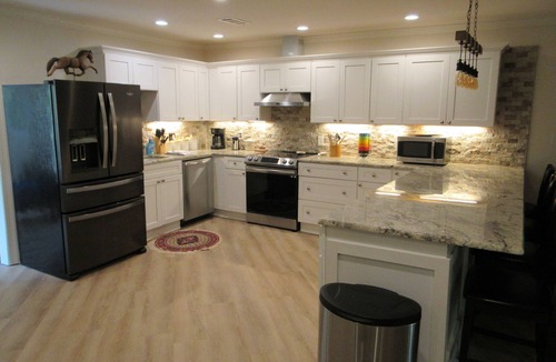 Canton House | Rare find! 2,600‑square‑foot farmhouse on a working horse ranch, Horses welcome!
