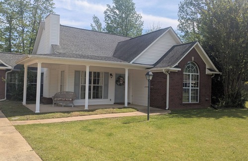 Oxford House | Rebel Rest Stop Lovely 3-bedroom, pet friendly house in quiet cove
