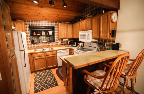 Mammoth Lakes House | Recently Remodeled Townhome-Easy Access to Skiing/Hiking, Shopping & Restaurants
