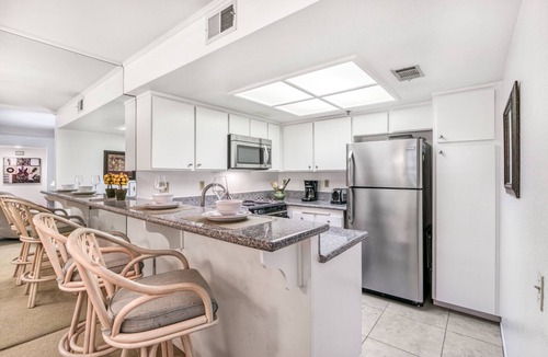 Downtown Palm Springs Condo | Recently Remodeled Deauville Condo + Next to Casino + Walk Everywhere in Downtow