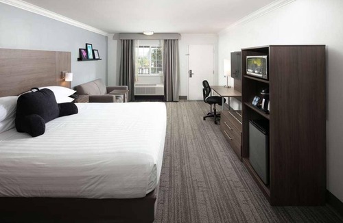 Temecula Hotel | Relax and Unwind in Signature Temecula! Free Parking, Pool, Near Garage Brewing