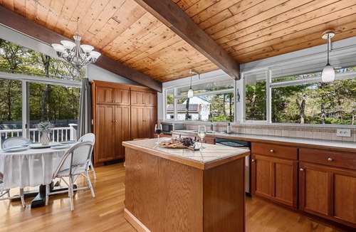 Sandwich House | Relax at This Dog-Friendly Sandwich Retreat