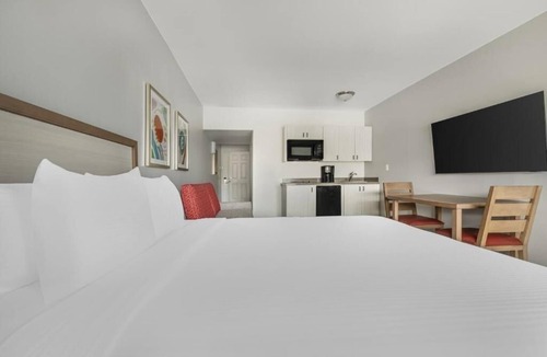 Canyon Corridor Hotel | Relax in a Spacious Palm Springs Retreat Near Top Local Attractions