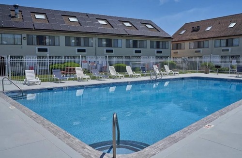 Teaticket House | Relax in Our Welcoming Inn with Heated Indoor Pool & Free Breakfast - 4 Units