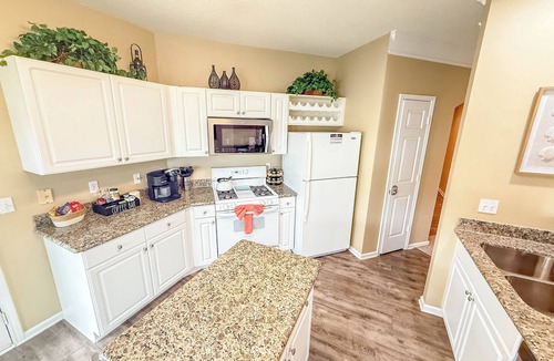 Gulfport Condo | Relaxed Resort-Style Coastal Villa/Pools/Hot tubs/Gym/2 Min to Beach. Gated!