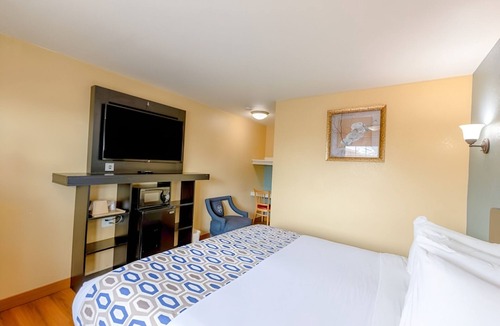 Loma Alta Hotel | Relaxed Stay with King Bed + Private Bath Near California Surf Museum