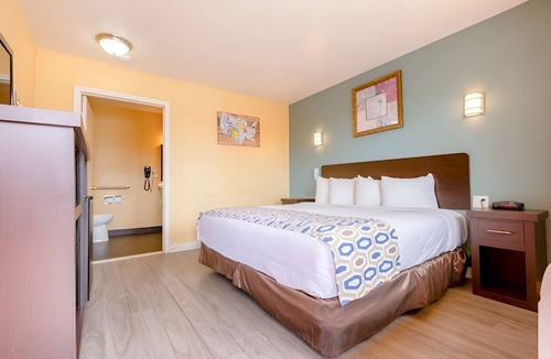 Loma Alta Hotel | Relaxed Stay with King Bed + Private Bath Near California Surf Museum