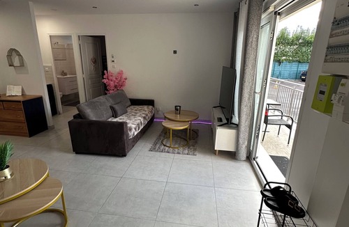 Freneuse Apartment | Relaxing Jacuzzi and boat Paris on the Seine