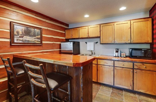 Johnston Hotel | Relaxing Johnston Stay | Shop& Dine | 4.3 mi to Merle Hay Mall