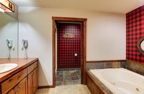 Johnston Hotel | Relaxing Johnston Stay | Shop& Dine | 4.3 mi to Merle Hay Mall