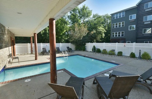 Johnston Hotel | Relaxing Johnston Stay | Shop& Dine | 4.3 mi to Merle Hay Mall