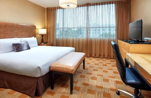 Beverly Grove Hotel | Relaxing Stay Minutes Away from The Grove - Wine & Cheese Hour