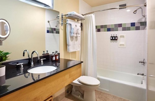 Beverly Grove Hotel | Relaxing Stay Minutes Away from The Grove - Wine & Cheese Hour