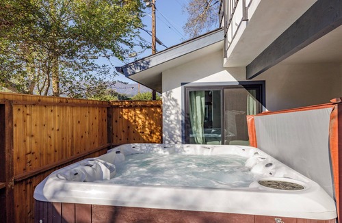 East Beach House | Remodeled Beach Home with Jacuzzi and Sauna~ Walk to Ocean! Pet Friendly