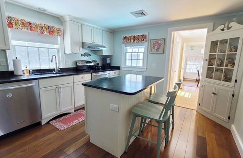 Eastham House | Renovated 2BD-Central Air, Deck, Enclosed Outdoor Shower, Close to Great Pond & Bike Trail
