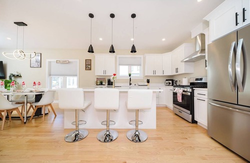 West Codman Hill - West Lower Mills Apartment | Renovated & Bright 3BR 2BA Boston - Parking, Laundry & AC Near Franklin Park 602
