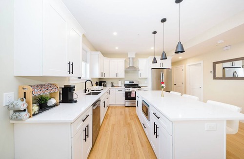 West Codman Hill - West Lower Mills Apartment | Renovated & Bright 3BR 2BA Boston - Parking, Laundry & AC Near Franklin Park 602