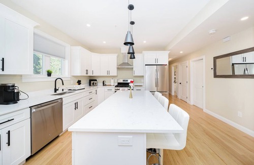 West Codman Hill - West Lower Mills Apartment | Renovated & Bright 3BR 2BA Boston - Parking, Laundry & AC Near Franklin Park 602