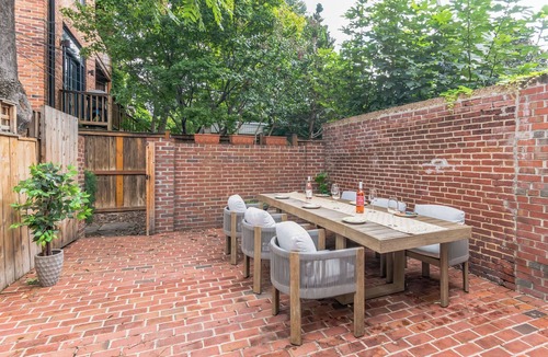 Northwest Apartment | Renovated & cozy retreat in beautiful Dupont/Logan area - walk to everything!