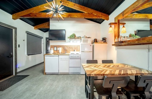 Pinnacles Entrance Badlands Cabin | Renovated Family-Friendly Cabin with Dog-Friendly Amenities Near Wall Drug – Wall, South Dakota