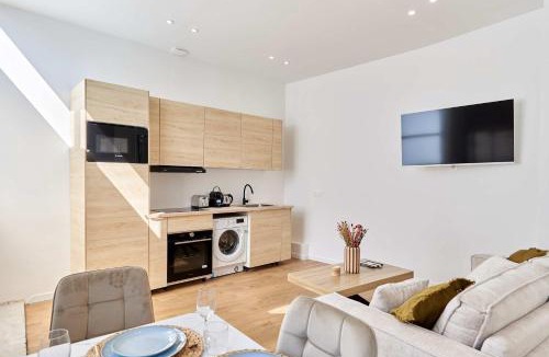 Amerique Apartment | Residence with AC apartments Buttes Chaumont Park