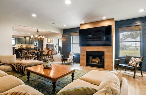 Shoreline Park House | Restful Retreat Heated Pool & Game Room