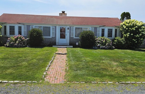 West Yarmouth House | Right on the beach, gated community, Spacious 5-bedrms house in Yarmouth with AC