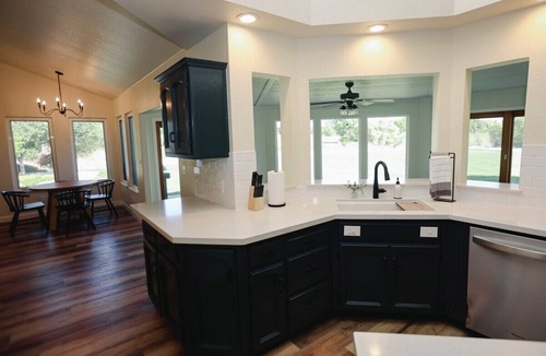 Kingsburg House | Riverfront Beauty with Pickle Ball Court